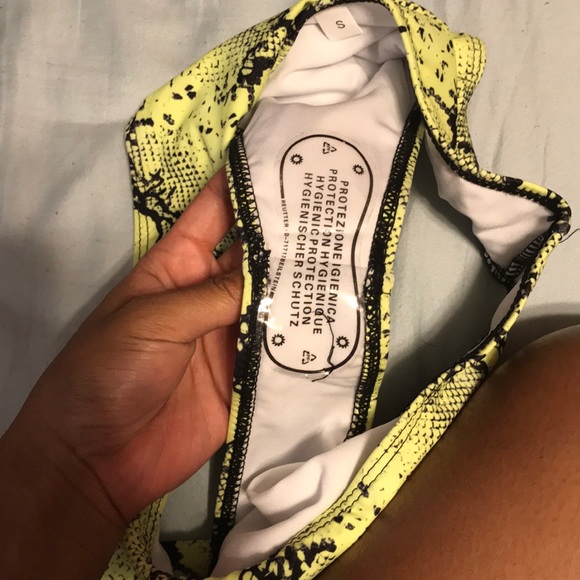 A snakeskin bikini - Picture 4 of 5